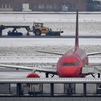 Foto: Nīderlandē un Beļģijā sniega dēļ atcelti simtiem avioreisu