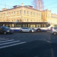 ФОТО: На ул. Ханзас "легковушка" столкнулась с автобусом Rīgas Satiksme