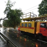 Pēc negaisa VUGD saņēmis 208 izsaukumus uz glābšanas darbiem