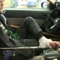 Video: polis bez rokām driftē ar auto
