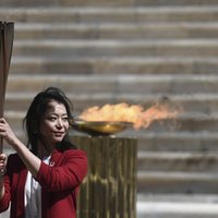 Olimpiskā lāpa nodota Tokijas spēļu rīkotājiem un drīzumā jau ceļos uz Japānu
