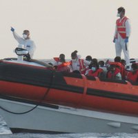 Itālija evakuējusi vairāk nekā 2500 cilvēku no migrantu centriem Lampedūzā