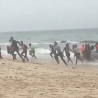 Мигранты высадились на нудистском пляже и разбежались в разные стороны