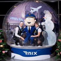 Video: Lidosta 'Rīga' pārsteidz ceļotājus ar iespēju fotografēties sniega bumbā