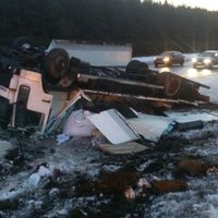 Foto: Igaunijā pie Tallinas trešdienas rītā avārijā iekļuvušas 13 automašīnas