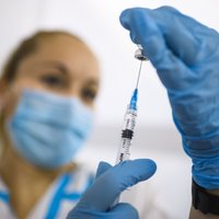 Латвия получила 1170 доз вакцины Pfizer-BioNTech и 14 400 доз вакцины AstraZeneca
