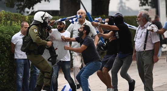 Grieķijas policija pielieto spēku protestētāju apturēšanai