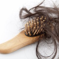 Seši nepareizi matu ķemmēšanas veidi, kas tiem kaitē