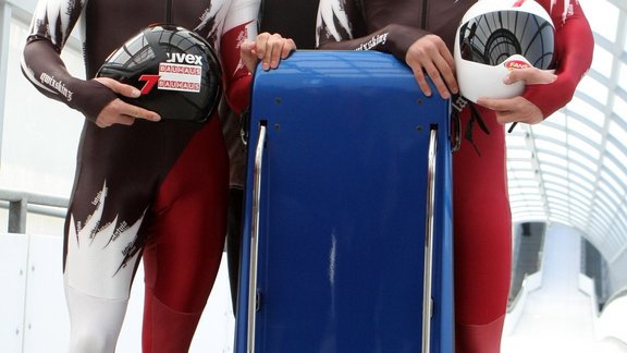 Bobslejisti un skeletonisti prezentē jaunās formas - 72