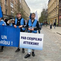 Забастовка учителей: шествие в голубых жилетках и мыльные пузыри