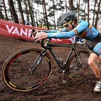 'Mehāniskais dopings': beļģu riteņbraucēja pasaules čempionātā krosā startē ar motorizētu riteni