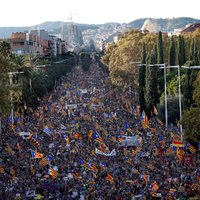 В Барселоне сотни тысяч протестуют против тюремных сроков сепаратистам