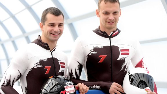 Bobslejisti un skeletonisti prezentē jaunās formas - 73