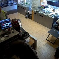 ВИДЕО: Заснят момент кражи в магазине Bixenon.lv - помогите опознать вора