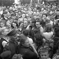 Neaprakstāms prieks, bēdas un izmisums. Kā 1945.gada 9.maiju atceras latviešu un krievu bērni
