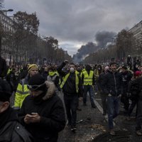 Francijā 'dzelteno vestu' protestos piedalījies 81 000 demonstrantu