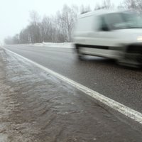 Trešdienas rītā sniegs un apledojums vietām apgrūtina braukšanu visā Latvijā