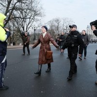 Tiesas priekšā atkal stājusies 'Putina fane' Jeļena Kreile, vēsta LTV