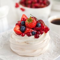 Mini 'Pavlovas' kūciņas ar sezonas ogām