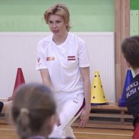 Video: Ineta Radeviča vada sporta stundu Jelgavas skolēniem