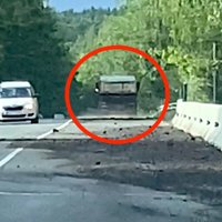 Video: Jaunciema gatvē kravas auto pamatīgi piegružo ceļu