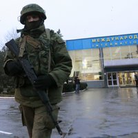 Аэропорты Крыма под контролем украинских властей, боевики расположились рядом