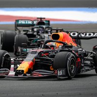 'Red Bull' ar stratēģiju apspēlē 'Mercedes' un veicina Verstapena uzvaru Francijā