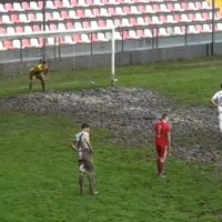 Video: Futbola mačs Horvātijas līgā notiek 'kartupeļu laukā'