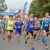 Foto: Skriešanas dzīvesveida baudītāji sacenšas Latvijas čempionātā maratonā