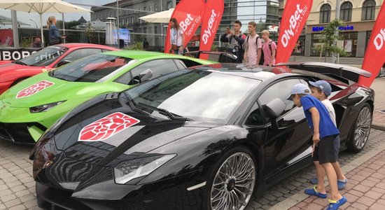 ФОТО, ВИДЕО: В Ригу прибыла колонна из 60 суперкаров Gran Turismo