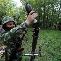 Foto: Separātistu bataljons 'Vostok' trenējas mežā pie Doņeckas