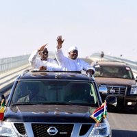 Foto: Senegālas un Gambijas prezidenti auto kravas kastē draudzīgi atklāj tiltu
