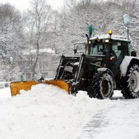 Sniegputenis līdz šim nerada sastrēgumus Rīgā; cīņai ar stihiju mobilizē visu speciālo tehniku