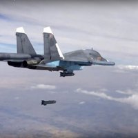 Krievija uz laiku aptur uzlidojumus Sīrijas kaujiniekiem