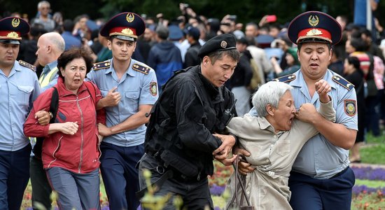 Foto: Kazahstānā policija aiztur pustūkstoti Nursultana opozicionāru