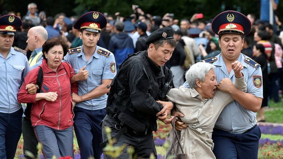 Kazahstānā prezidenta vēlēšanu dienā policija aiztur protestētājus - 10