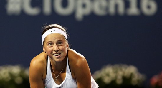 Ostapenko 'Premier' turnīra otrajā kārtā zaudē galvenajai favorītei Radvaņskai