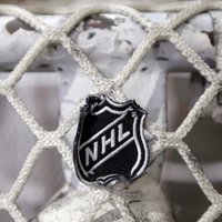 Video: Simbolisko iemetienu NHL spēlē veicis sapieru suns