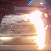 Video: Krievijā sieviete ar šķiltavām silda degvielas tvertnes vāciņu; izceļas ugunsgrēks