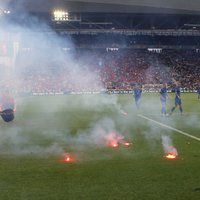 UEFA Horvātijai par līdzjutēju mestajām petardēm piespriež 100 000 eiro sodu