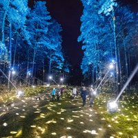 Krāšņi foto: Rīgas izgaismotās pastaigu vietas un parki