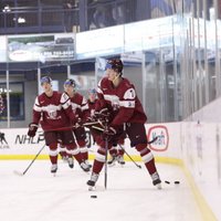 Latvijas junioru hokeja izlase ar amerikāņiem aizvadīs pirmo spēli pasaules čempionātā