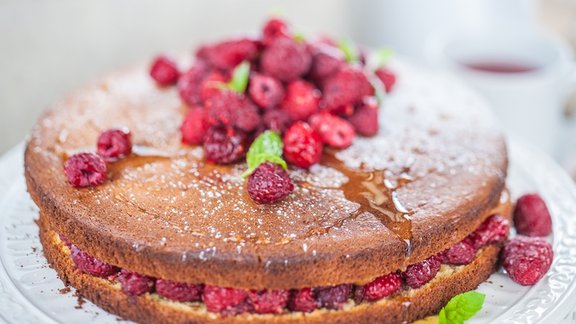 Citronu biskvita torte ar iebiezinato pienu