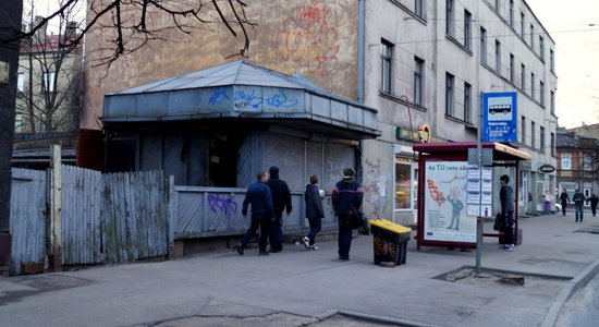 Foto: Rīgā turpina demolēt 'spaisa' bodītes