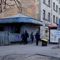 Foto: Rīgā turpina demolēt 'spaisa' bodītes