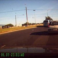 Skarbs video: Automašīna notriec riteņbraucēju un aizbēg