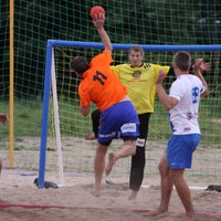 Foto: Kronēti pirmie Latvijas čempioni pludmales handbolā