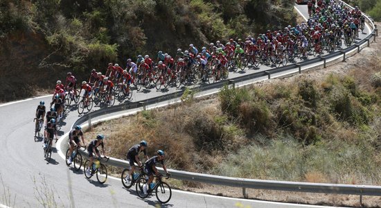 Video: 'Vuelta Espana' posmā skatītājs nogrūž sportistu no velosipēda