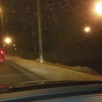 ВИДЕО: "В Кенгарагсе веселые строители установили фонари прямо посреди тротуара"