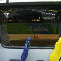 Rio olimpiskajās spēlēs uzbrukts žurnālistu autobusam